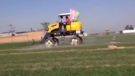 中农丰茂3WPZ-700型自走式喷杆喷雾机，机身轻巧，作业效