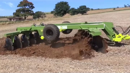 凯斯230拖拉机牵引重型圆盘耙