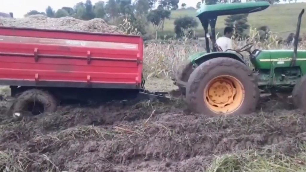 这地这么泥泞，还拉这么多货，换个履带估计也拉不动