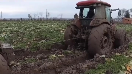 凯斯牵引纽荷兰加大牵引力 拉出蔬菜 听听发动机狂暴声
