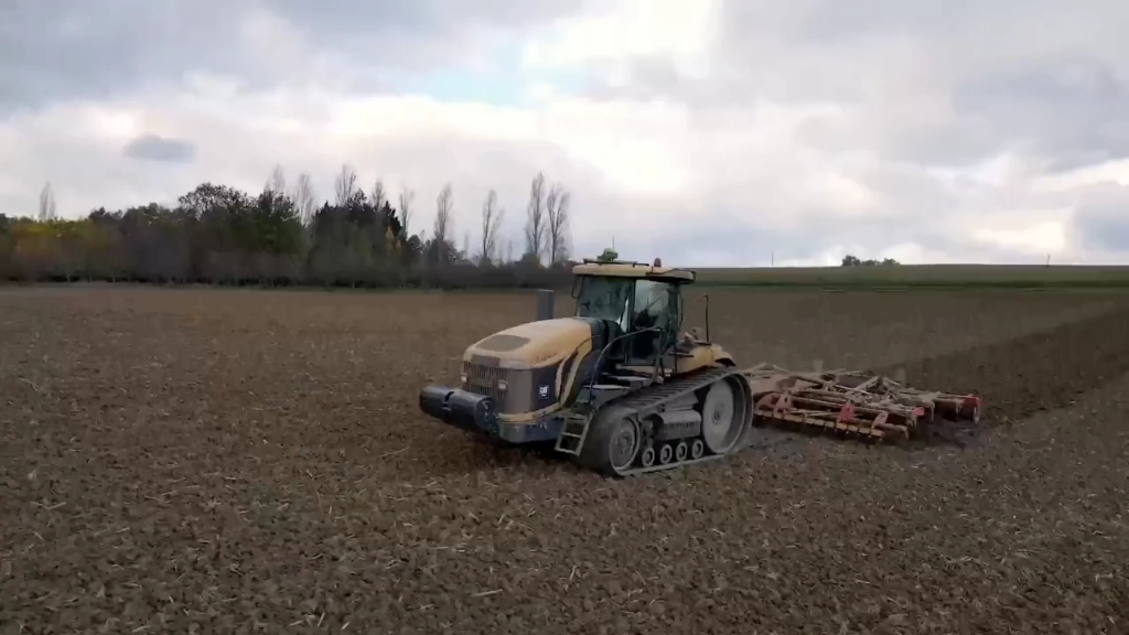 国外履带式拖拉机，看着就是挺霸气