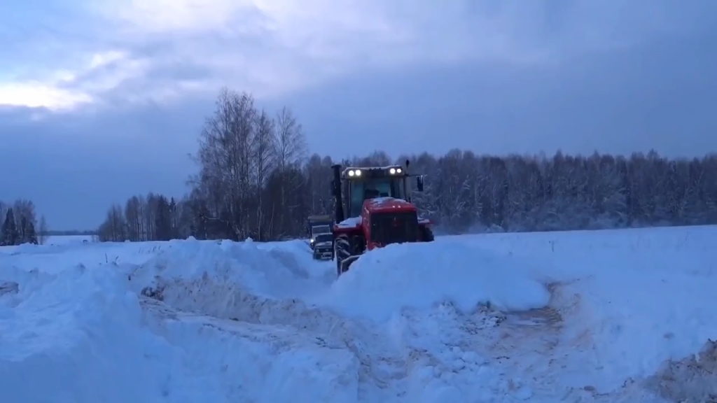 多大的雪让这么大拖拉机都歇菜了