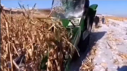 悍马履带式收割机不仅能收水田还能收雪地你敢信！？