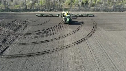 约翰迪尔9410R四轮驱动铰接拖拉机牵引的巨大约翰迪尔DB1