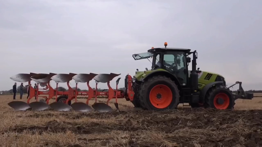 克拉斯650拖拉机，配备185马力发动机，牵引翻转犁，动力强