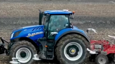 国外开拖拉机也是美差